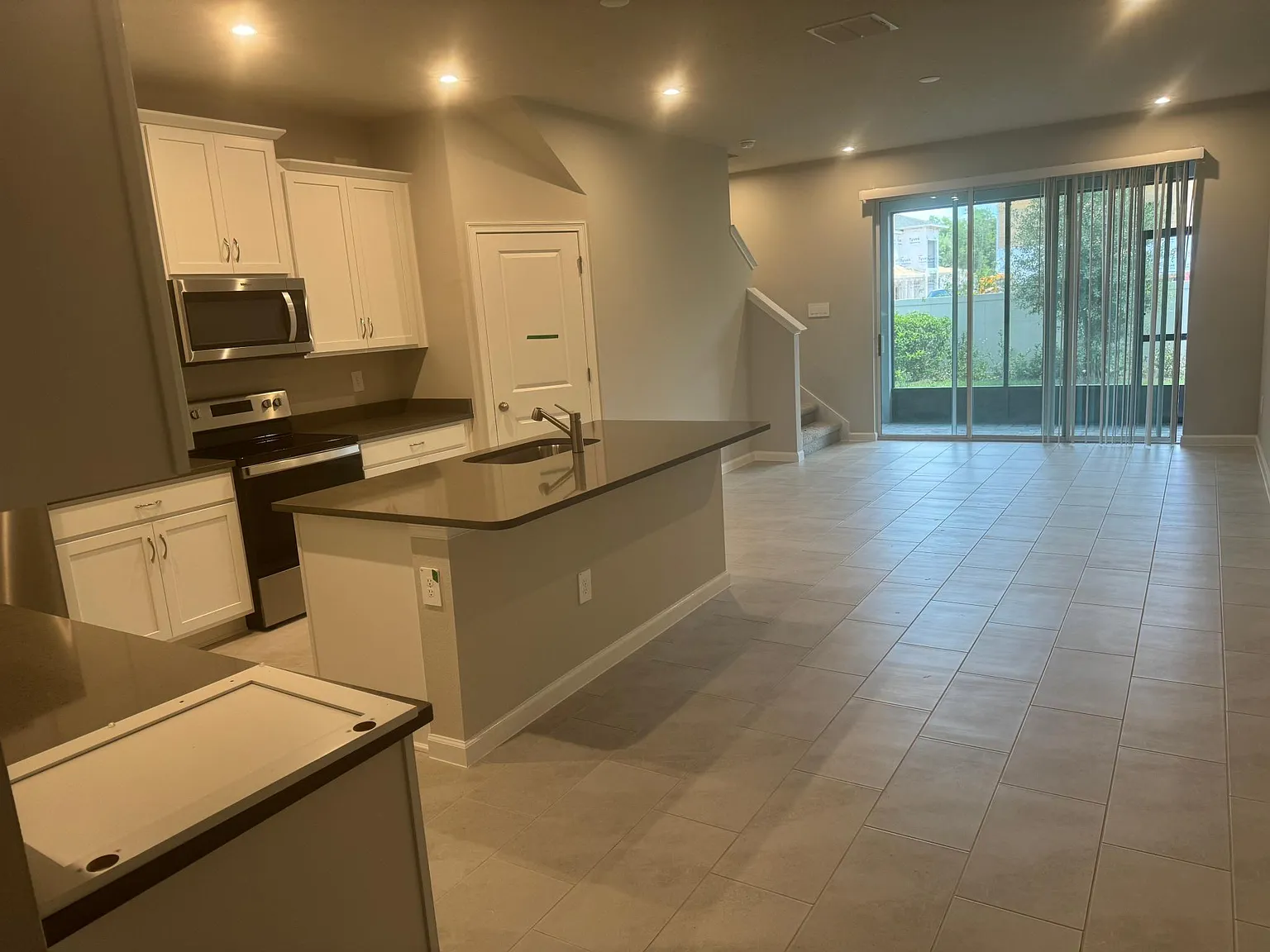 3 bed, 2.5 bath, 1661 sqft, $2,400 — Photo 2