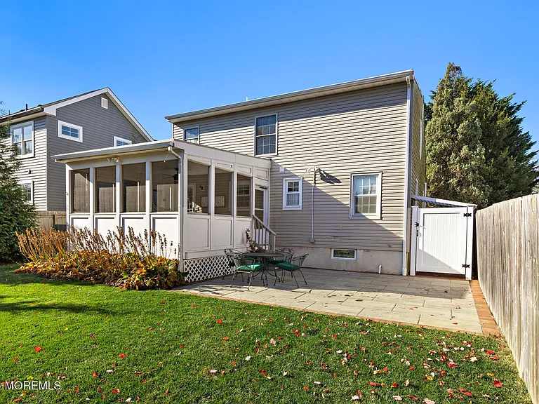 345 Macarthur Ave — Photo 22