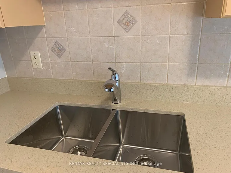 25 Kingsbridge Garden Cir #517 — Photo 4