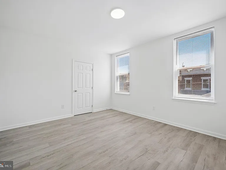 247 W Berkley St — Photo 15