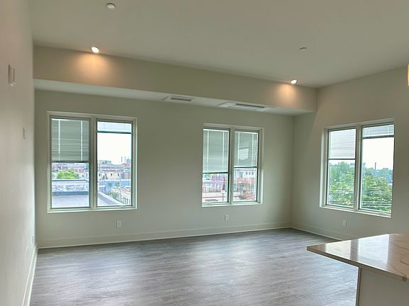 4th image of 473 Washington St #302