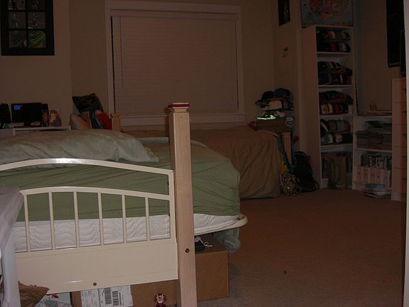 extra large bedrooms w/ walk-in closets