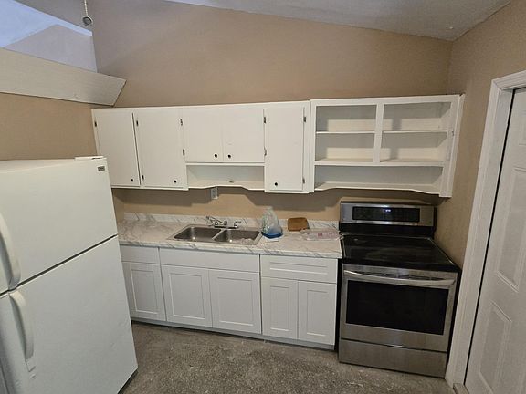 3rd image of 830 SW 14th St #2