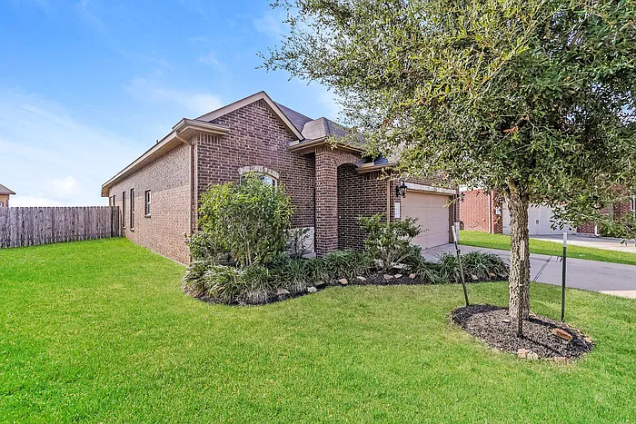 4 bed, 3.0 bath, 2325 sqft, $2,145 — Photo 2