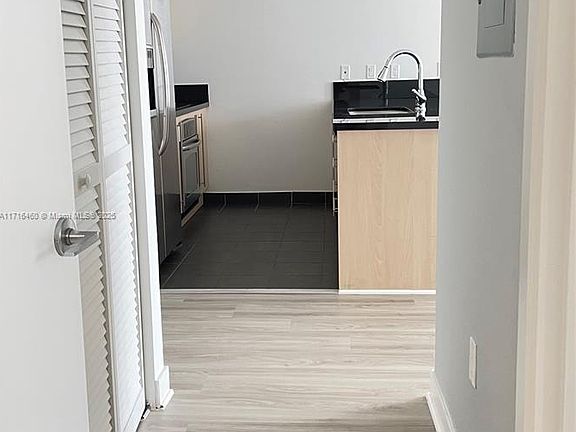 5th image of 2224-1111 SW 1st Ave #2224