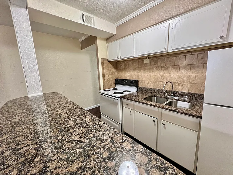 Heather House Apartments — Photo 15