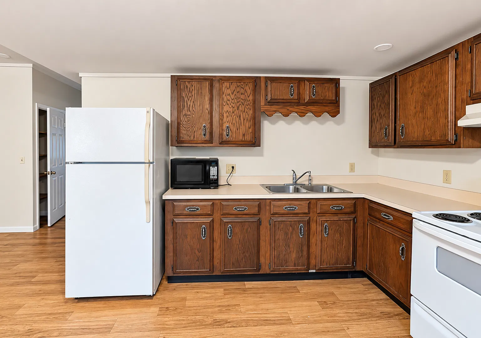 Black Mountain Apartment- Great Yard Space- Water and Lawn Care Included! — Photo 4