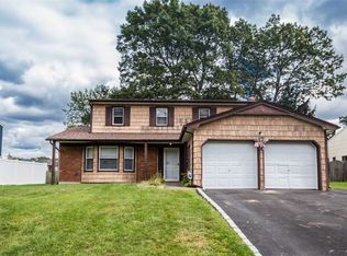 17 Beaumont Ln, Lake Grove, NY 11755