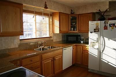 5th image of 220 Oakwood Ave
