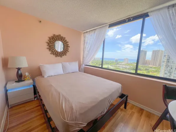 444 Niu St APT 2105, Honolulu, HI 96815