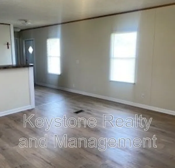721 Trevor Ln — Photo 3