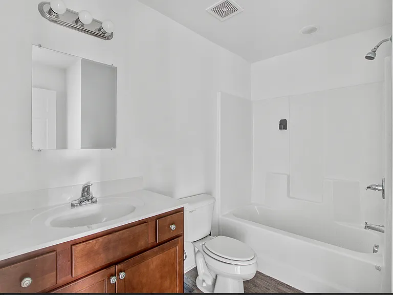 Hemingway Apartments — Photo 22