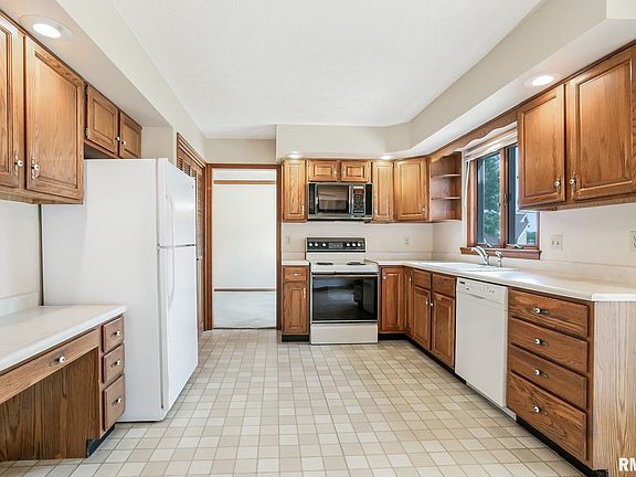 4th image of 2411 Emerald Dr