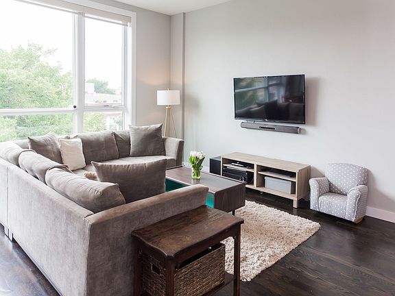 4th image of 827 N Rockwell St #3