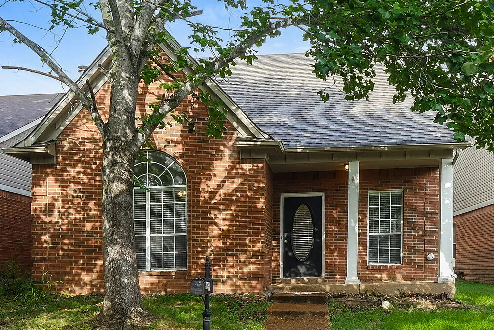 3 bed, 2.5 bath, 1589 sqft, $1,645 — Photo 1