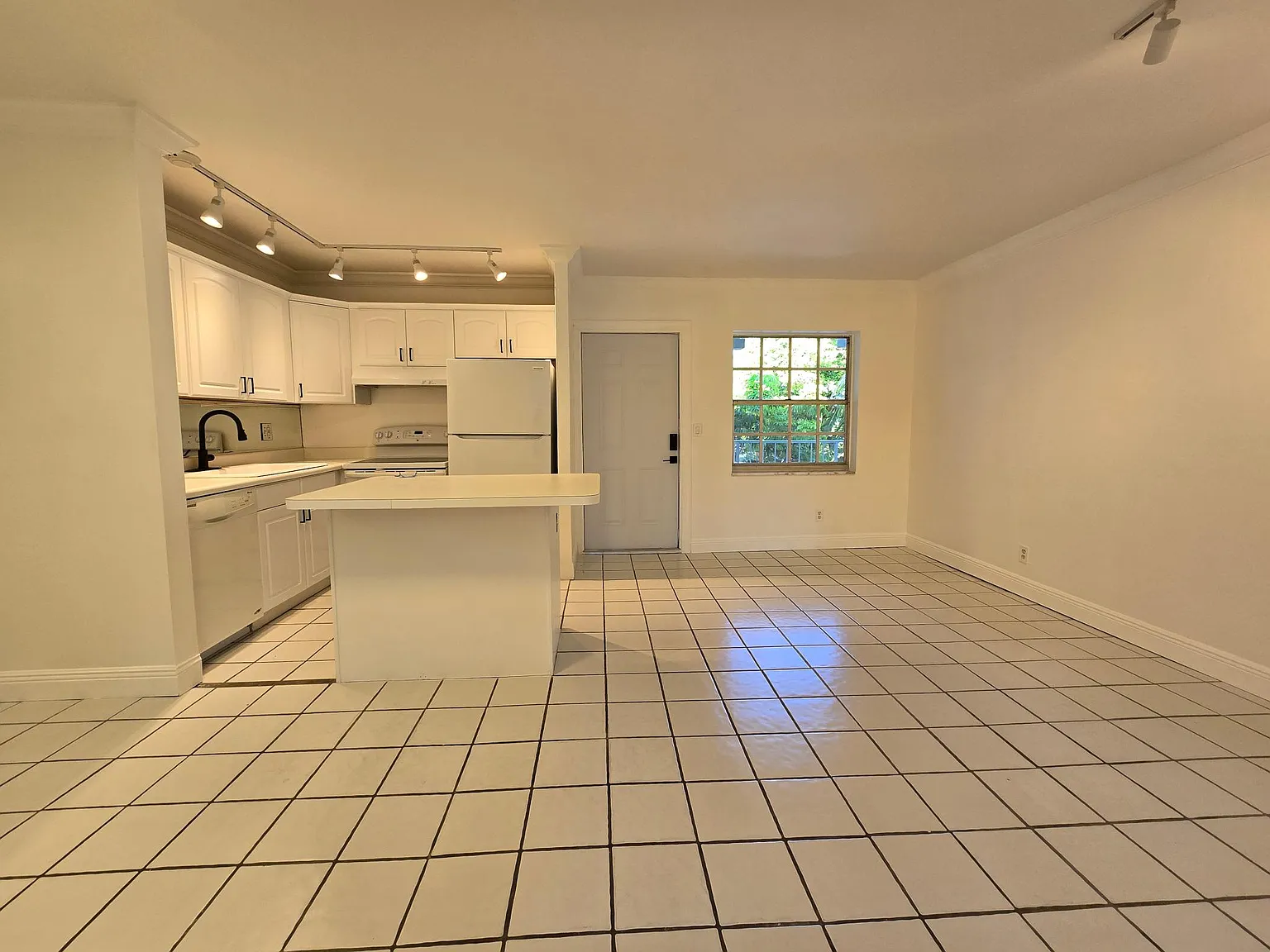 1 bed, 550 sqft, $1,700 — Photo 4