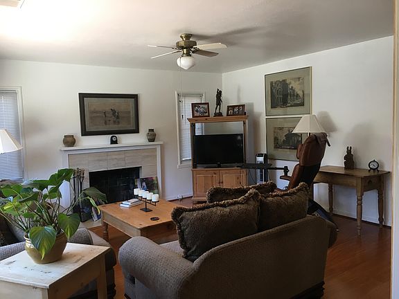 Bright and sunny living room!