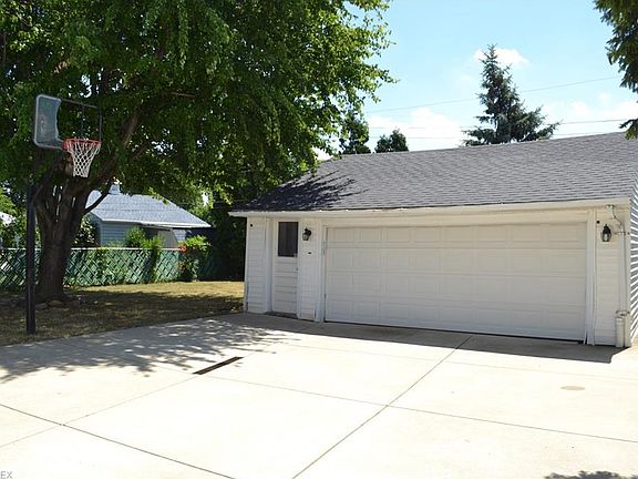 2nd image of 29528 Woodway Dr