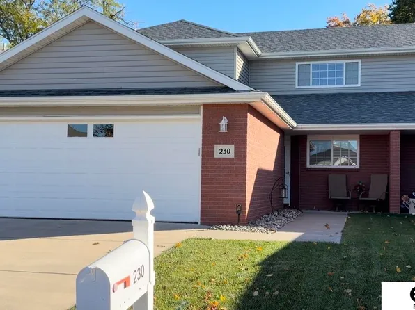 230 S 77th Pl, Lincoln, NE 68510