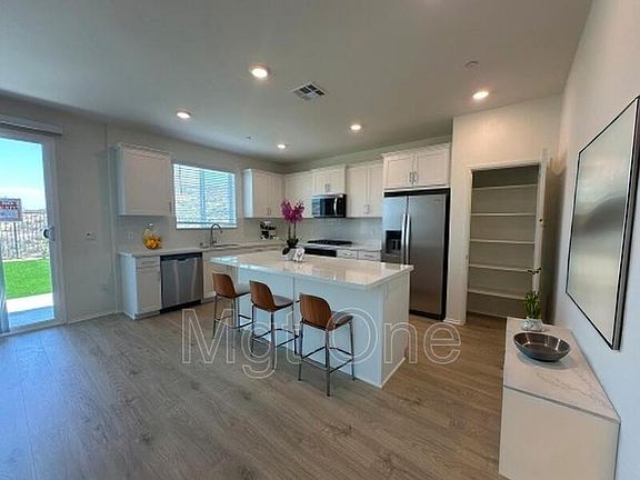 3rd image of 26170 Gentry Ave