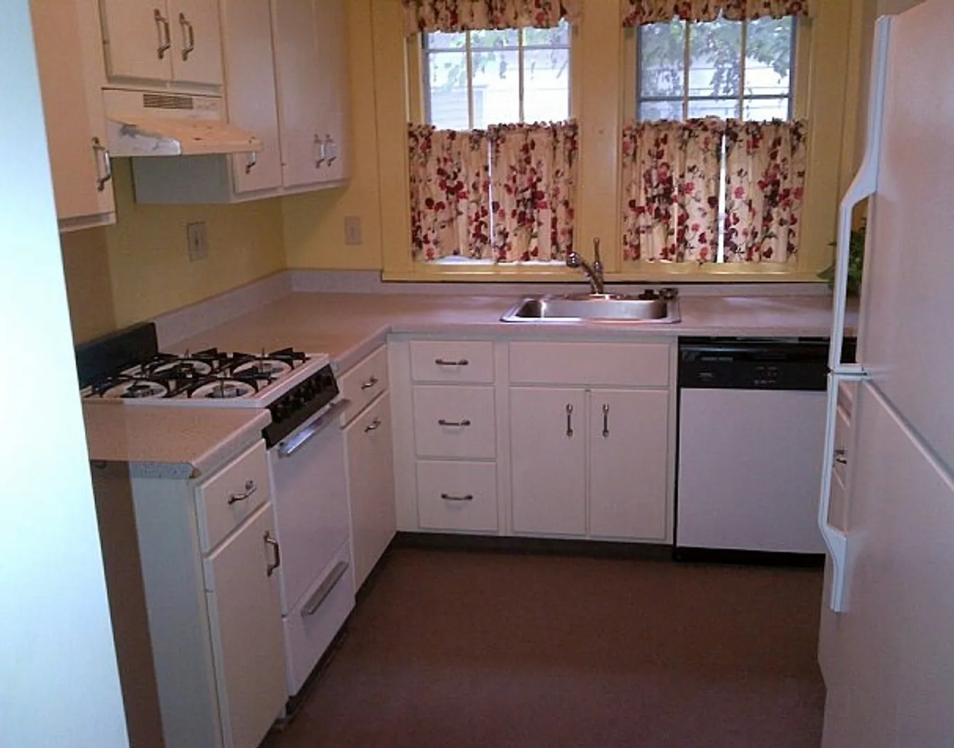 Charming 4 BD/2 BA home with large front porch behind optometry school and ELM Restaurant — Photo 4