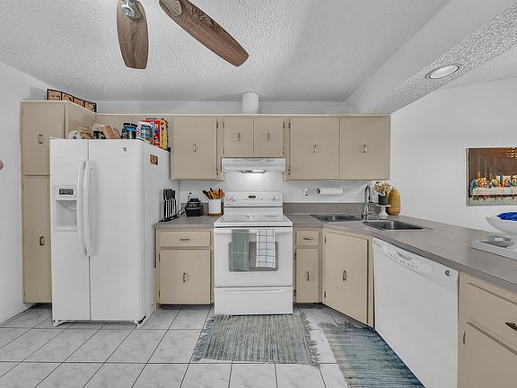 5th image of 1023 Banks Road #201
