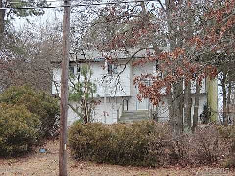 2nd image of 1082 Connetquot Ave