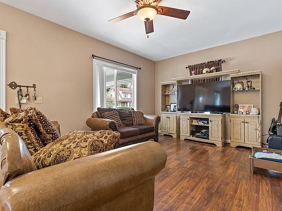 3rd image of 211 Dawson Ave