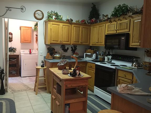 3rd image of 560 Valentines St
