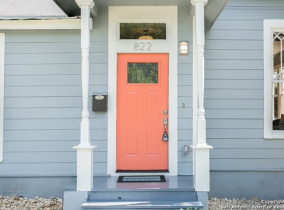 4th image of 822 Essex St