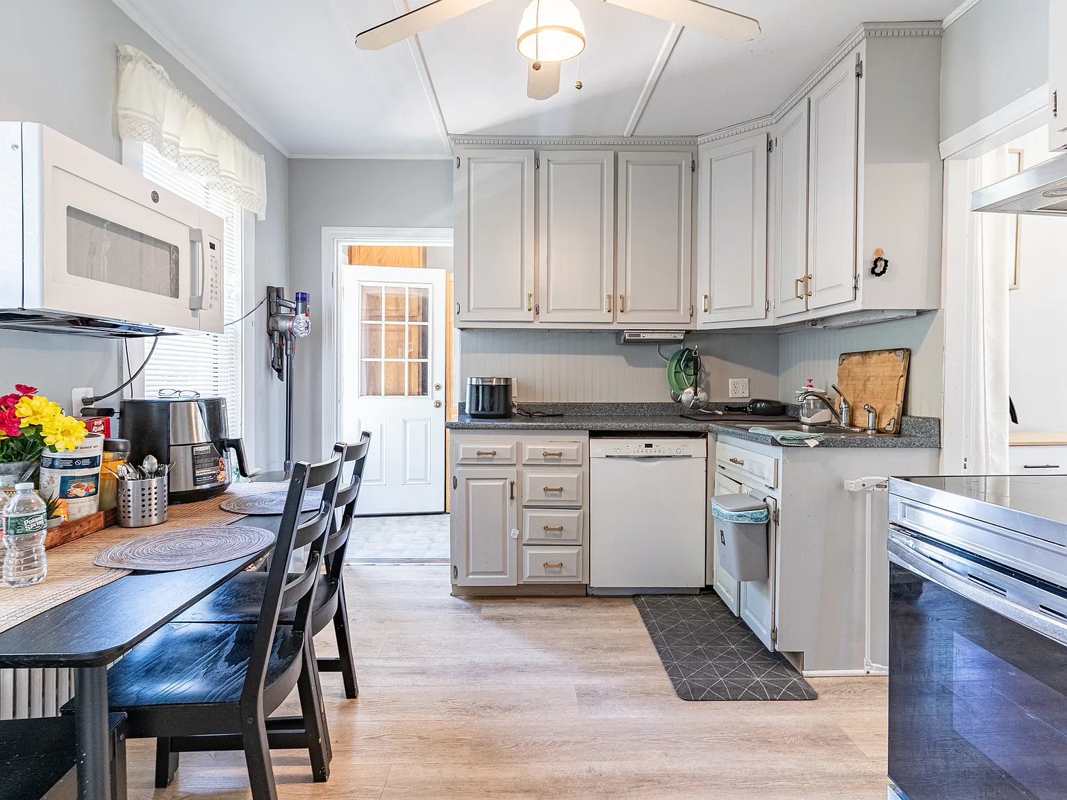 4 bed, 2300 sqft, $4,000 — Photo 4