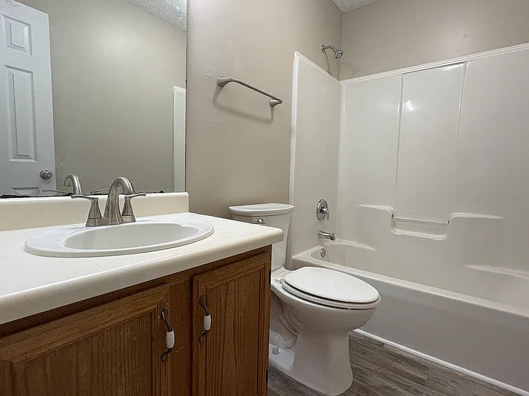 1404 Douglas St — Photo 17