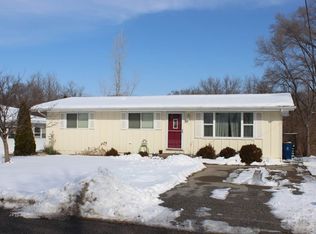 917 Jones St, Le Claire, IA 52753
