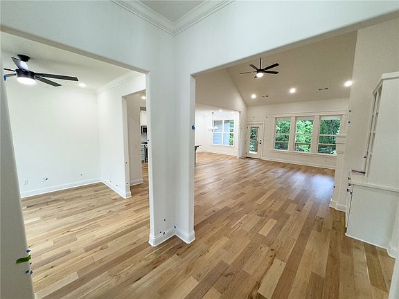 3rd image of 7 Lincluden Ln