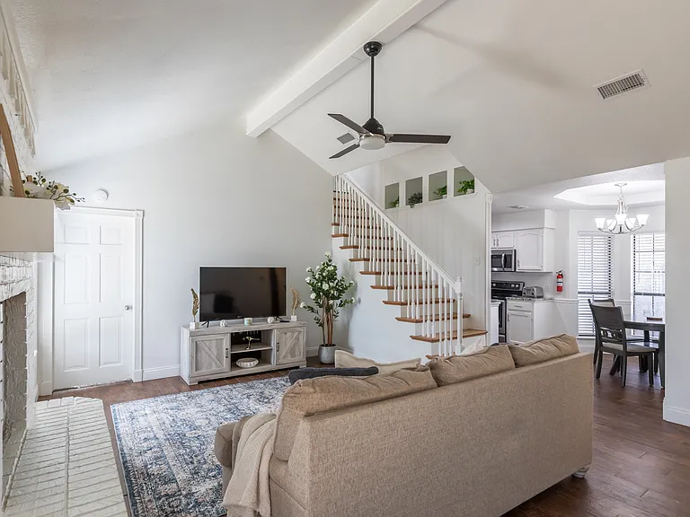 8073 Bonnie Cir — Photo 2