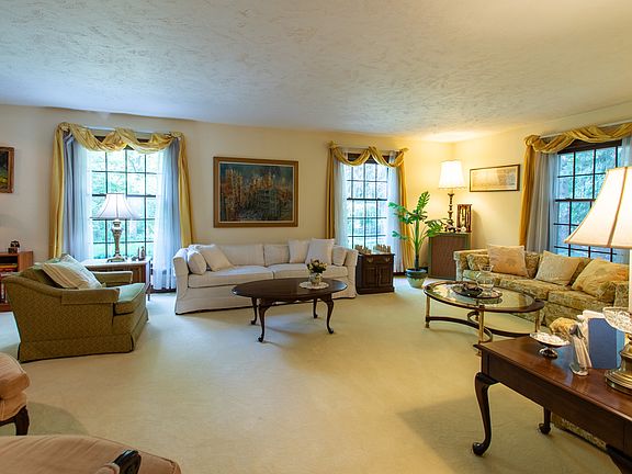 4th image of 105 Hawthorne Ln