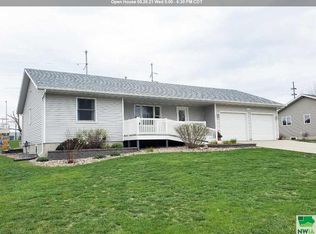 912 Harrisburg Pl SE, Orange City, IA 51041