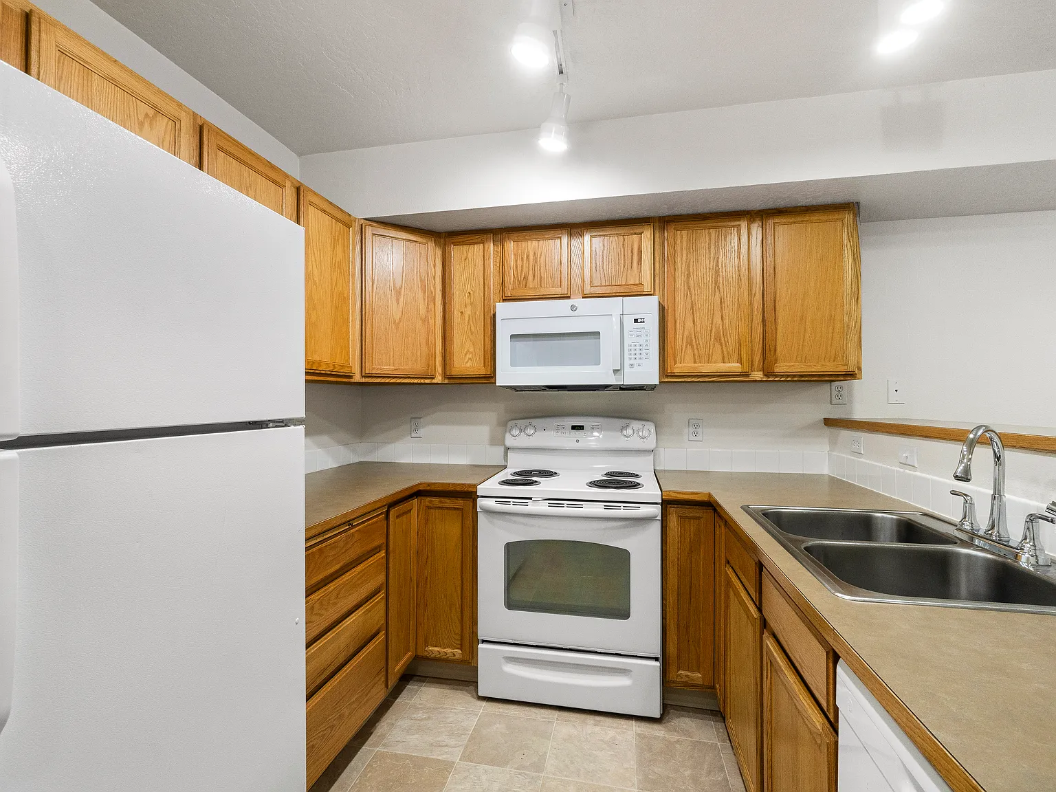 3 bed, 2.5 bath, 1350 sqft, $1,795 — Photo 3
