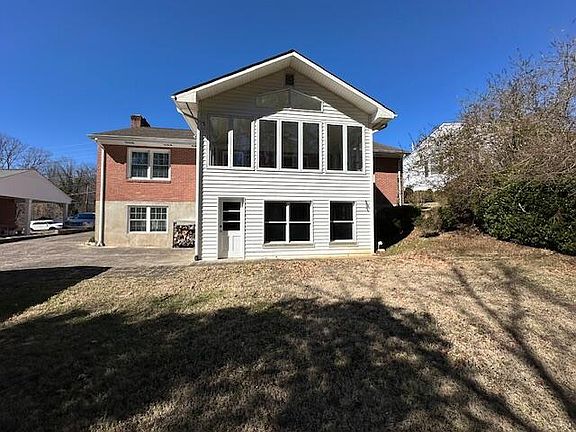 2nd image of 713 Windsor Ln