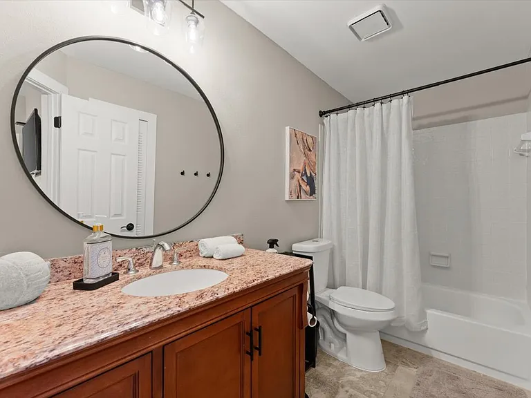 Master full bath with linen closet