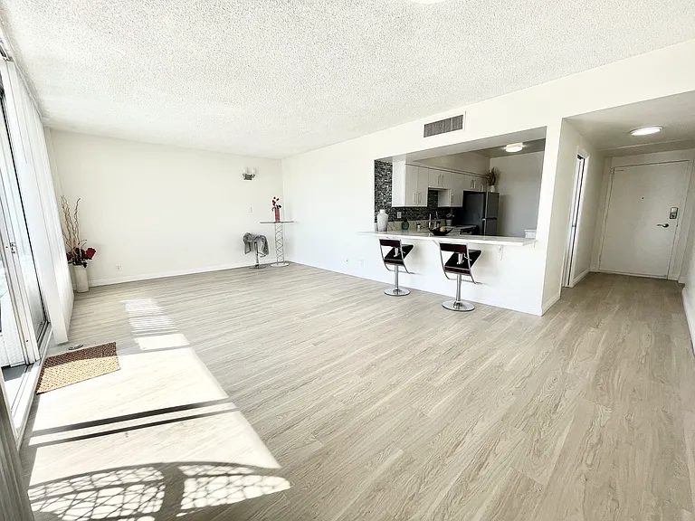 Occidental Towers Apartments — Photo 139