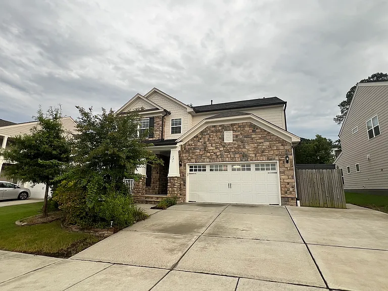 525 Parlier Dr — Photo 2