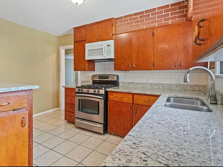 10911 Visalia Dr — Photo 5