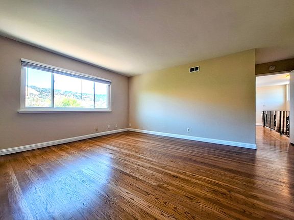 4th image of 572 Jesse James Dr