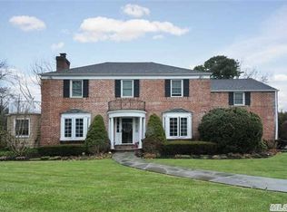 115 Northwoods Rd, Manhasset, NY 11030