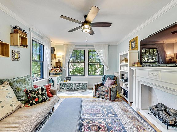 3rd image of 1303 W Elmdale Ave APT 2