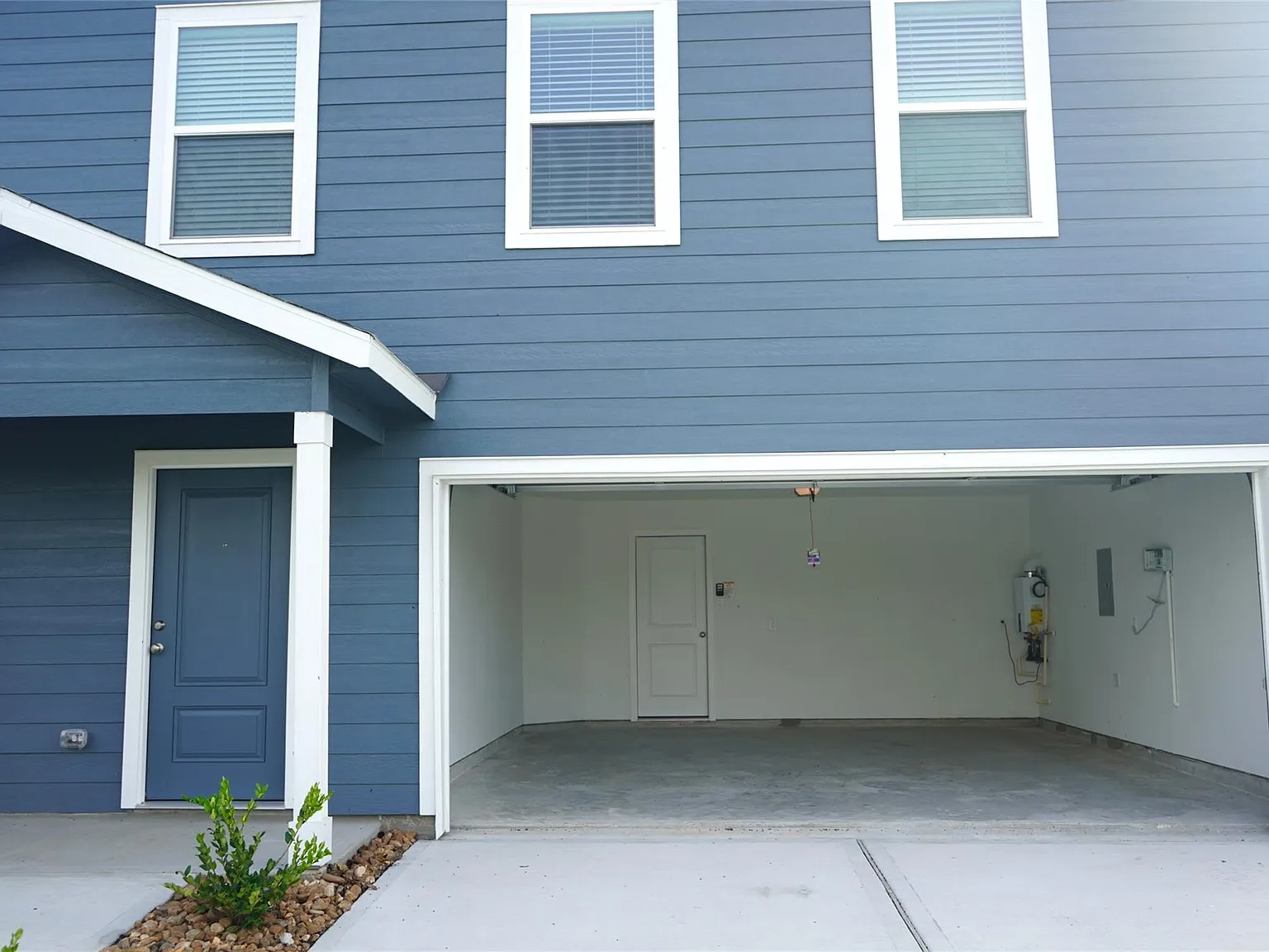 4 bed, 2.5 bath, 1954 sqft, $2,050 — Photo 2