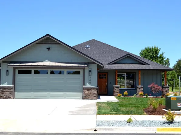 200 SW Quiet Water Ln, Grants Pass, OR 97527