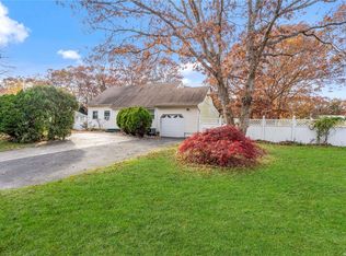 14 Winged Foot Dr, Medford, NY 11763