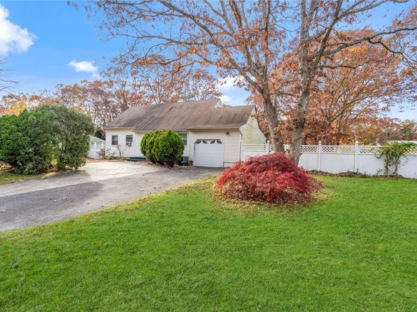 14 Winged Foot Drive, Medford, NY 11763